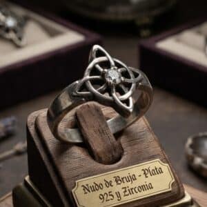 Anillo Nudo de Bruja con zirconia